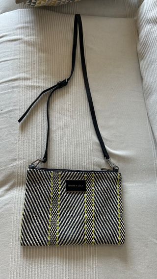 Bolso Bimba y Lola, usado una vez, de piel y rafia