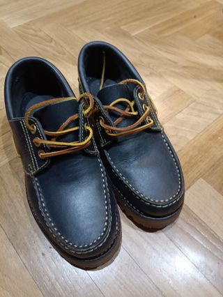 Zapatos náuticos azul marino.