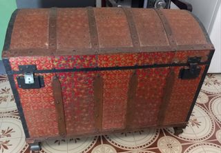 Baúl antiguo de madera y metal