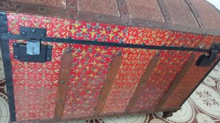 Baúl antiguo de madera y metal