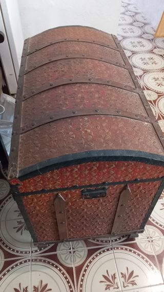Baúl antiguo de madera y metal