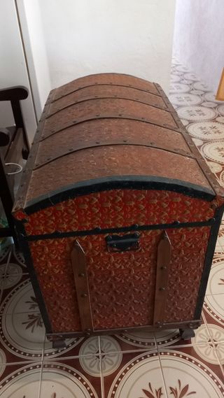 Baúl antiguo de madera y metal
