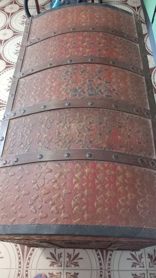 Baúl antiguo de madera y metal