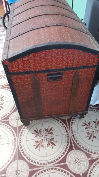 Baúl antiguo de madera y metal