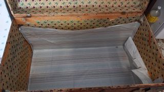 Baúl antiguo de madera y metal