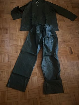 Traje impermeable verde oliva