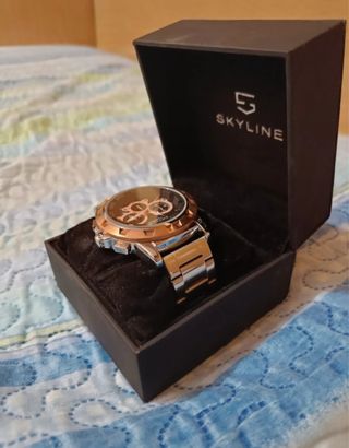 Reloj Skyline dorado y plateado