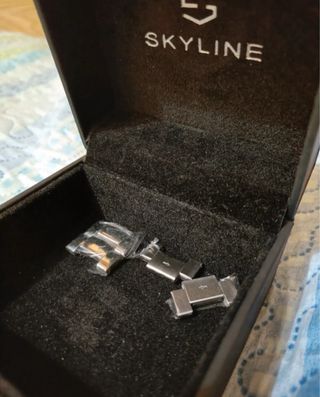 Reloj Skyline dorado y plateado