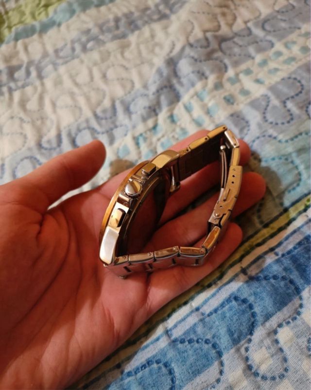 Reloj Skyline dorado y plateado