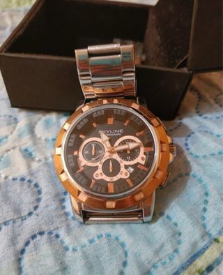 Reloj Skyline dorado y plateado