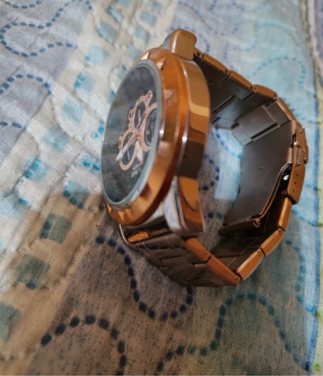 Reloj Skyline dorado y plateado