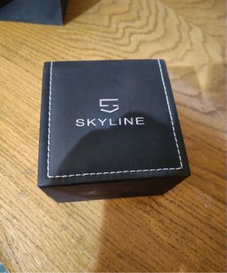 Reloj Skyline dorado y plateado