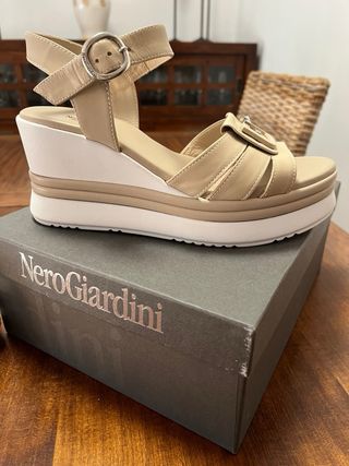 Sandalias cuña piel beige