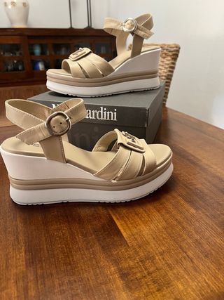 Sandalias cuña piel beige