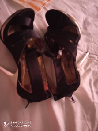 Tacones negros y dorados
