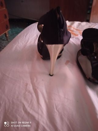 Tacones negros y dorados