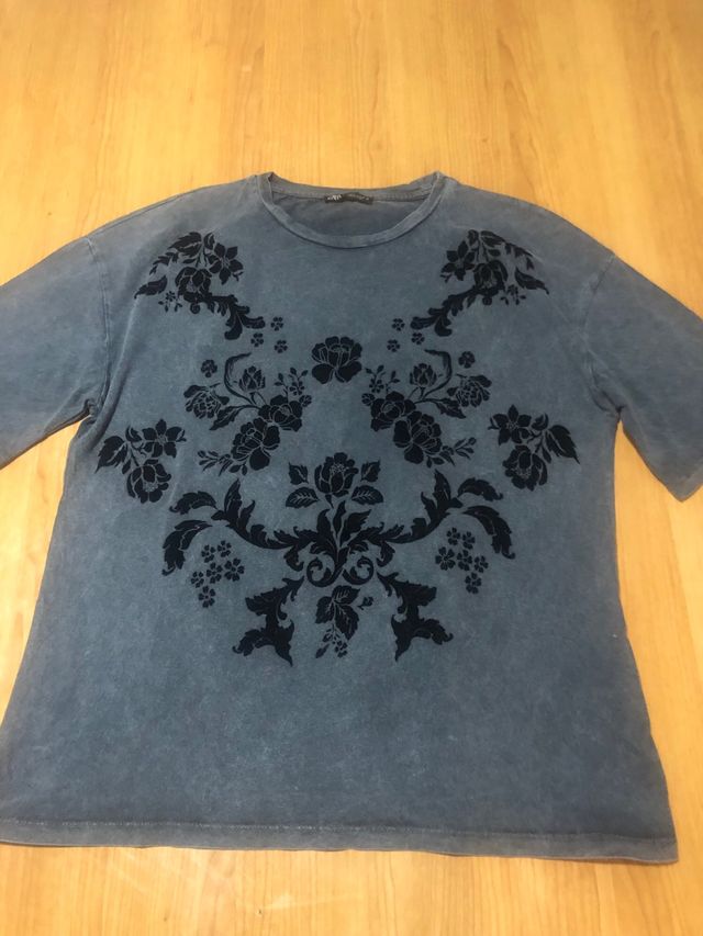 Camiseta Zara azul estampada
