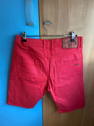 Bermuda roja - Pantalón corto