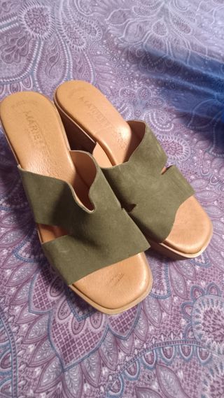 Sandalias cuña color verde oliva