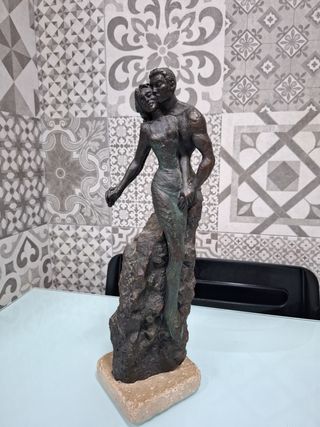 Escultura pareja enamorada