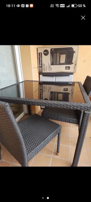 Mesa balcón negra mimbre y cristal