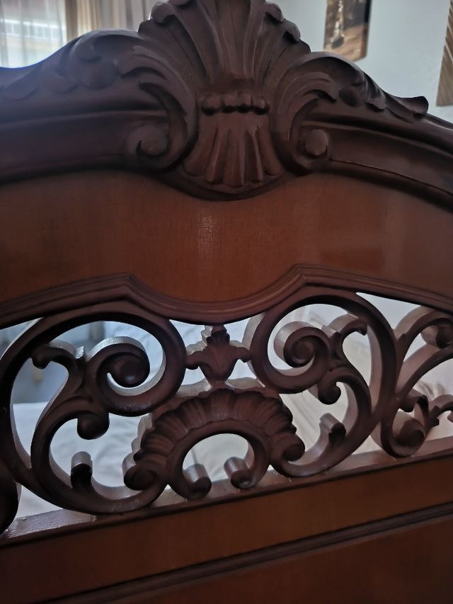 URGE!!
Cabecero de madera y piel de cama.