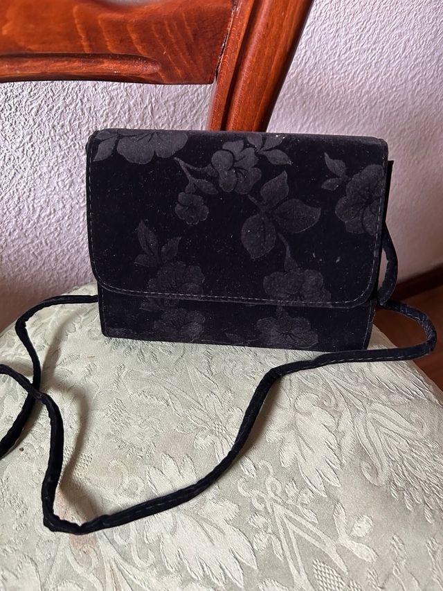 Bolso terciopelo negro flores