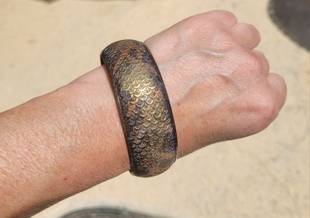 Pulsera marrón y dorada