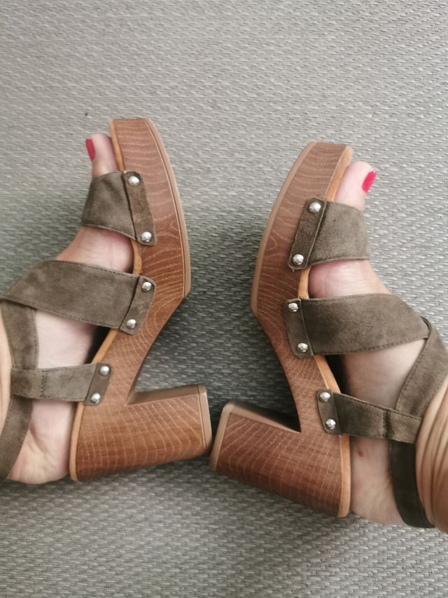 Sandalias plataforma ante marrón-verde