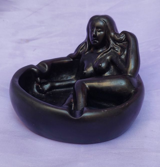 Cenicero resina negra con mujer desnuda recostada