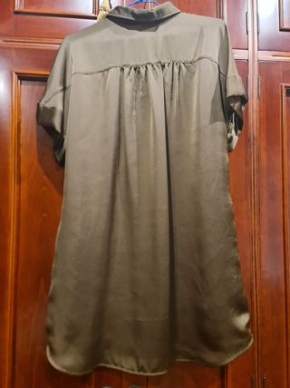 Vestido Zara satinado verde oliva