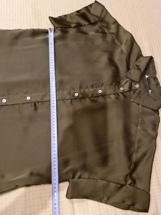 Vestido Zara satinado verde oliva