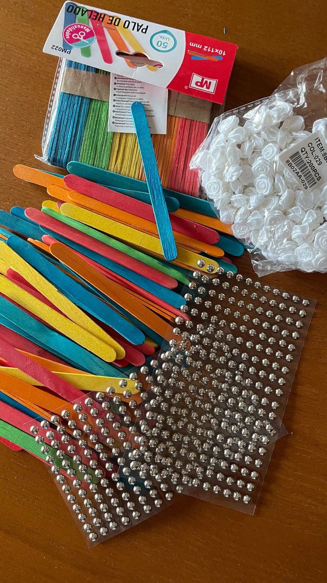 Kit Manualidades: Plumas, Pompones, Palitos