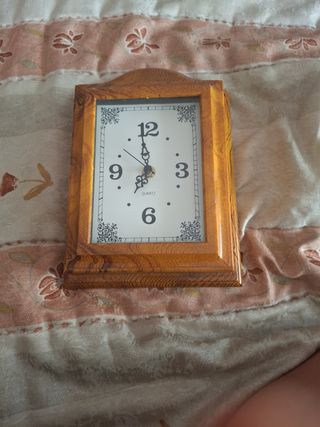 Reloj de pared marrón antiguo