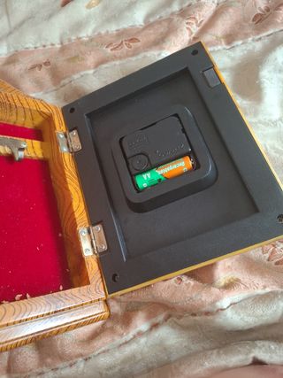 Reloj de pared marrón antiguo