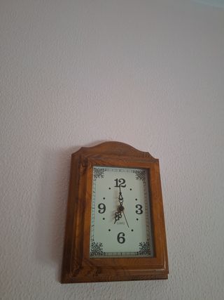 Reloj de pared marrón antiguo