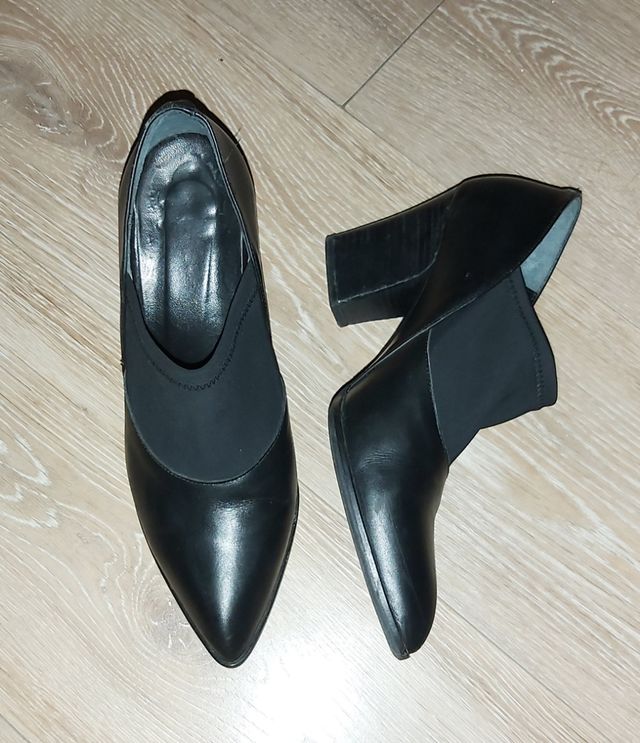 Scarpe nere con tacco grosso e parte frontale elastica