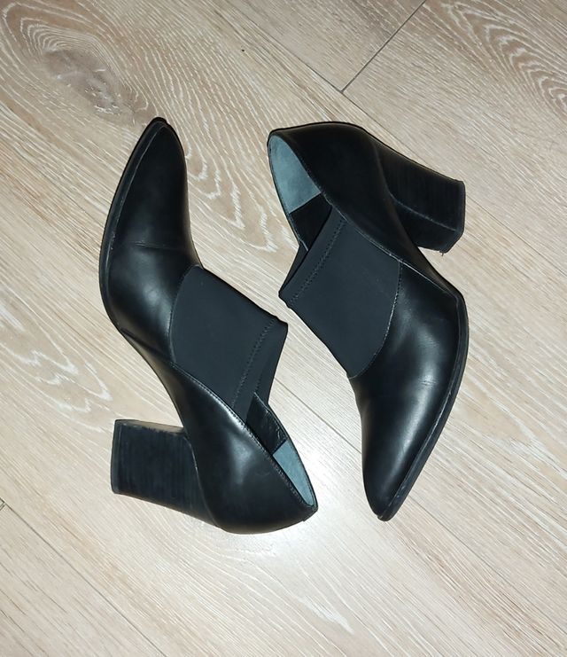 Scarpe nere con tacco grosso e parte frontale elastica