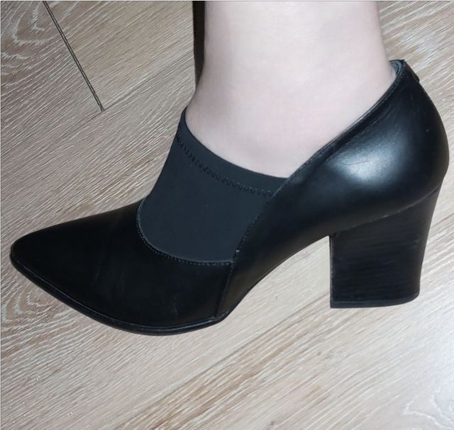 Scarpe nere con tacco grosso e parte frontale elastica