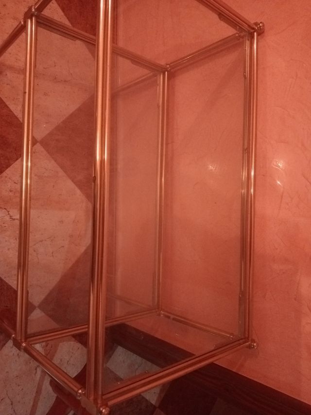 Mesa cristal dorada con 2 estantes