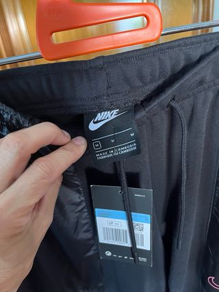 Chaqueta Nike Sportswear negra y pantalon