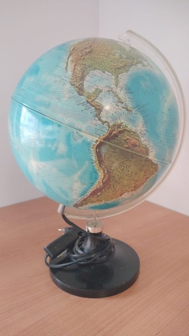 Globo terráqueo antiguo con luz