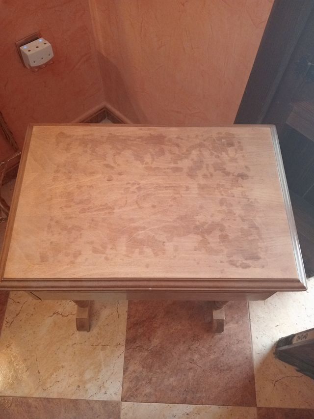 Mesita antigua de madera