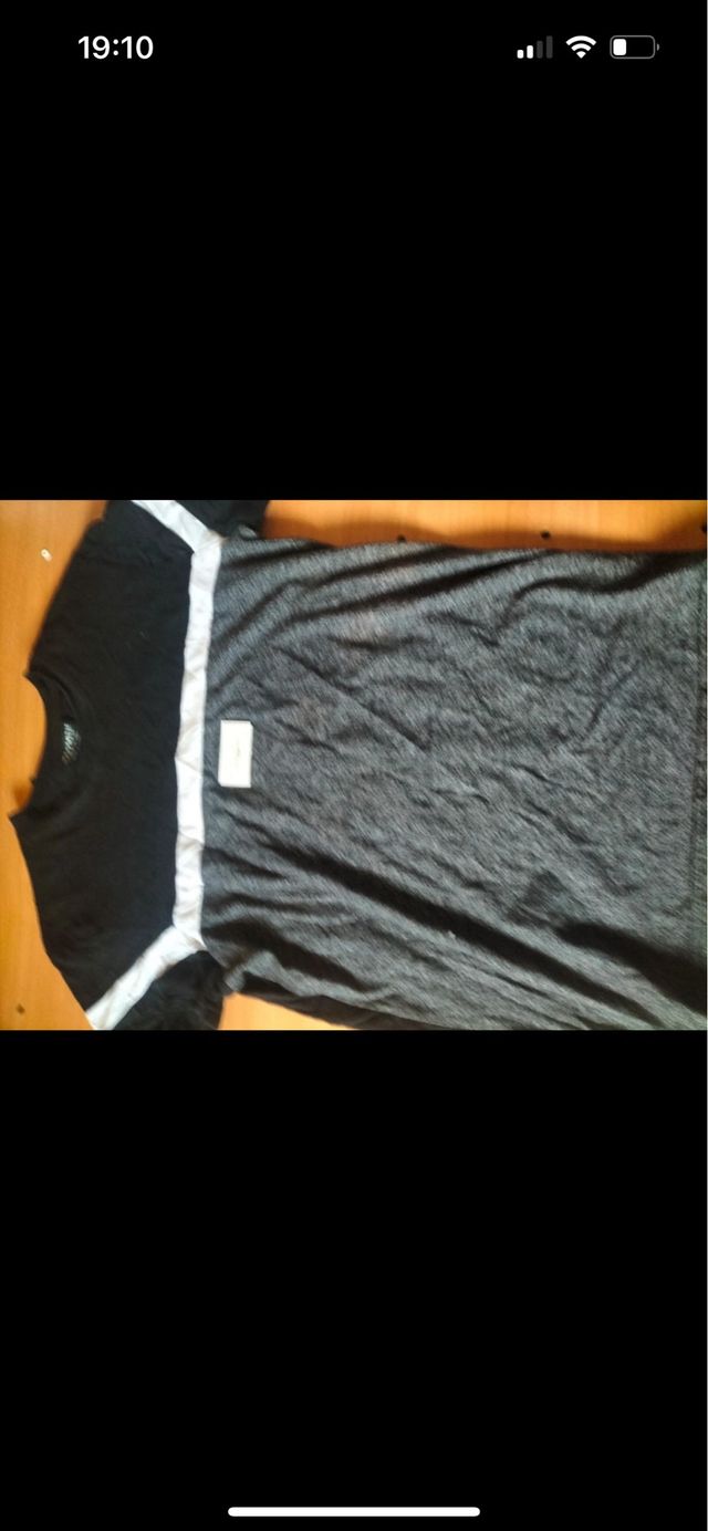 Camiseta Mckenzi - Negra y Gris