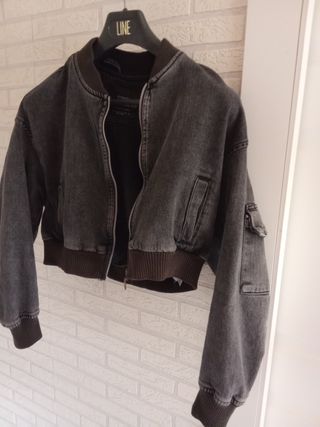 Chaqueta bomber Stradivarius gris