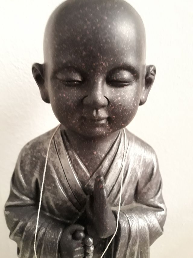 Figura Buda niño resina gris