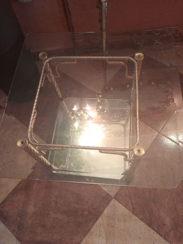 Mesita de cristal dorada