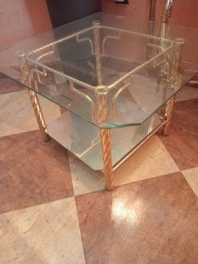 Mesita de cristal dorada