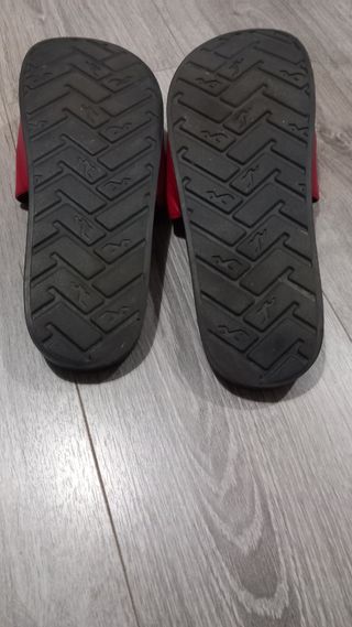 Chanclas Hollister California rojas y negras