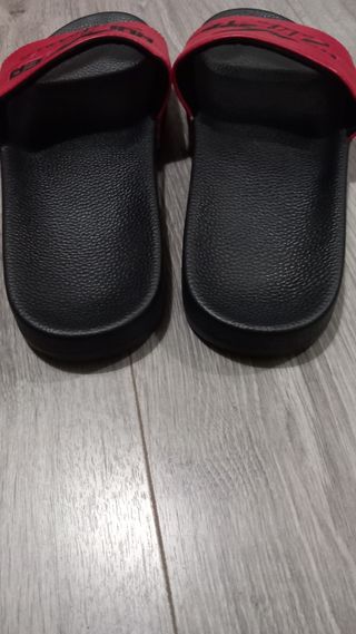 Chanclas Hollister California rojas y negras
